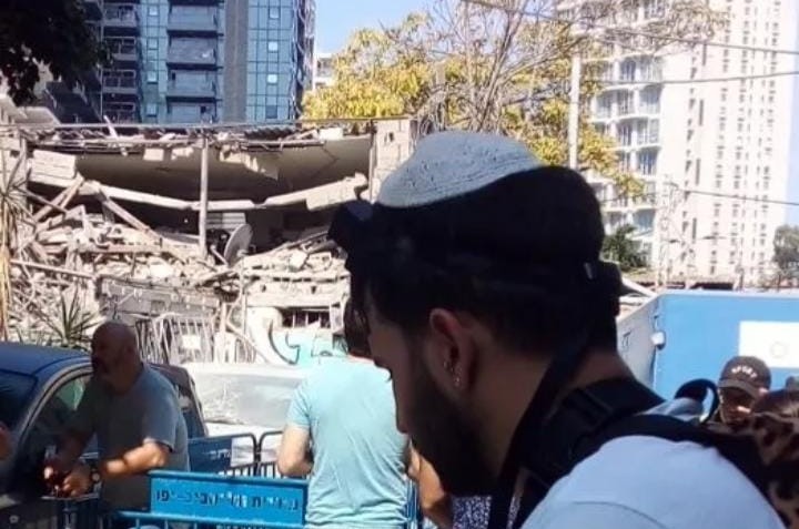 תיעוד מרגש: מניחים תפילין מול הבית שנפגע ברחוב בתל אביב