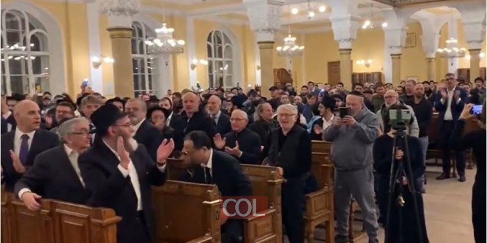 אלפים מיהודי פטרבורג ברוסיה בעצרת תמיכה במלחמה בישראל, שרים עם השלוחים 'עם ישראל חי'. צפו ברגעים מרגשים מפטרבורג. צפו: