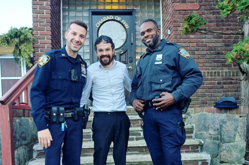 שוטרי משטרת ניו יורק מאבטחים את בתי חב