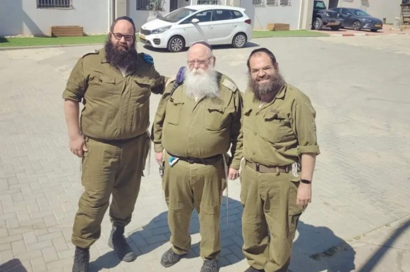 אחים לצרה: הרב משה דיקשטיין, משלוחי הרבי בבאר שבע, יחד עם שני בניו שגויסו למלחמה, בבסיס צבאי בדרום הארץ