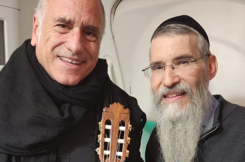 עם הגיטרה ביחד: אברהם פריד והזמר דויד ברוזה נפגשו בטיסת 'אל על' שהמריאה מניו יורק לישראל