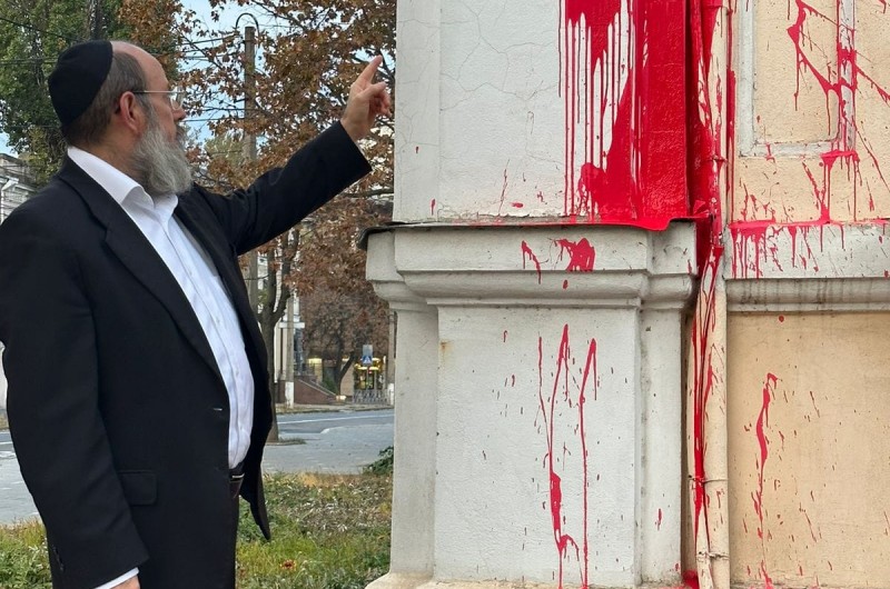 מזעזע: תומכי טרור ריססו צבע דם בחב