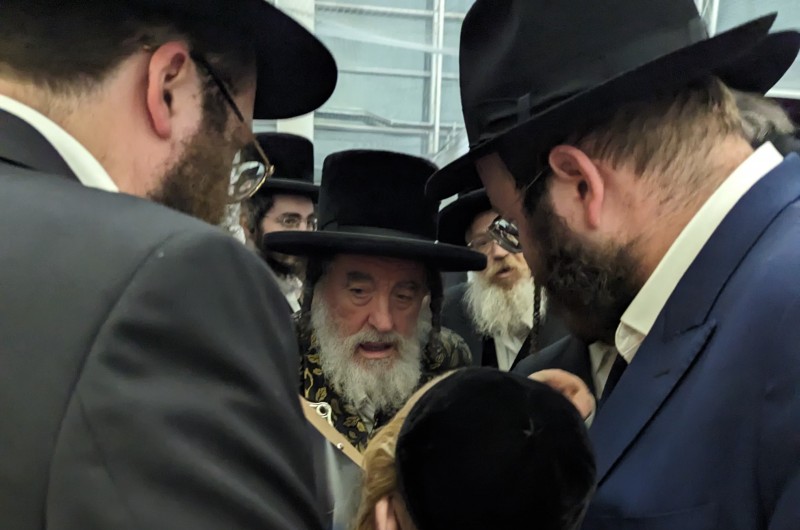  האדמו״ר מויז׳ניץ ביקר בעמדת חב״ד בשדה התעופה ע״ש קנדי, הפעילים במקום קיבלו את פניו והעניקו לו את הספר ׳בסוד שיח׳ על מסכת הקשרים של הרבי עם גדולי ישראל.