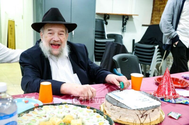 עד 120: תלמידיו של הרב אברהם גערליצקי בישיבת 'אוהלי תורה' בקראון הייטס, הפתיעו אותו לרגל יום הולדתו ה-76, עם עוגת יום הולדת בצורת 'קובץ הערות' שבכתיבתו הוא משקיע רבות ממרצו