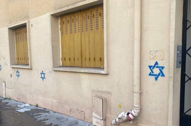 האנטישמיות עולה בעת המלחמה: בתים שבהם חיים ומתגוררים יהודים ברובע ה-14 בפריז שבצרפת, סומנו במגן דוד ע