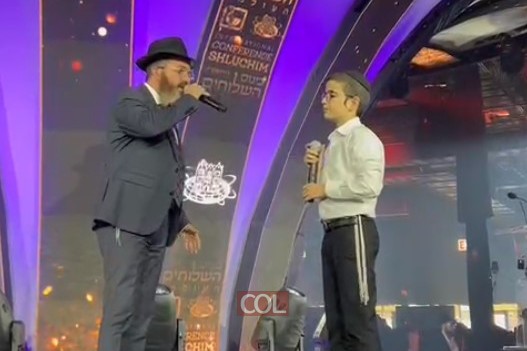 שליח הרבי בשכונת עין הים באשקלון הרב נריה אמיתי מבצע יחד עם בנו מאיר שיר מרגש שחיבר בעקבות המלחמה, על במת הבאנקט בניו ג׳רזי • צפו