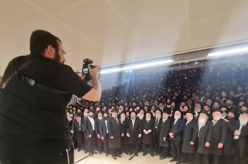 בזווית מיוחדת: הצלם מענדי קורנט מתעד במדרגות 'בנייני האומה' בירושלים, את כ-1,000 שלוחי חב