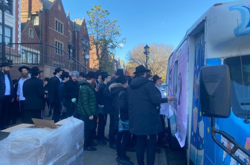 לרגל היארצייט לאימם, משפחת דוכמן הציבו בסמיכות ל-770 משאית גלידה ומחלקים למתפללים הרבים שיברכו לע״נ המנוחה ע״ה • צילום: דניאל כהן