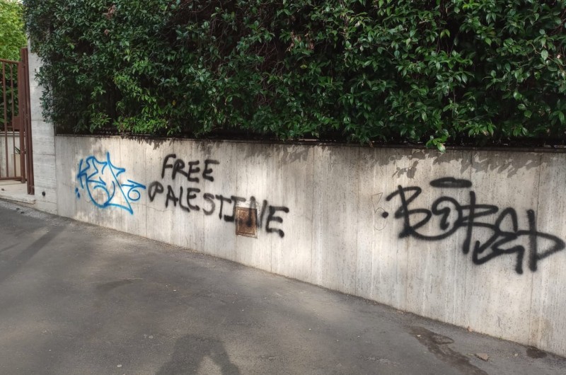 האנטישמיות ממשיכה לתקוף באירופה: כתובות נאצה רוססו על הגדר המקיפה את בית חב