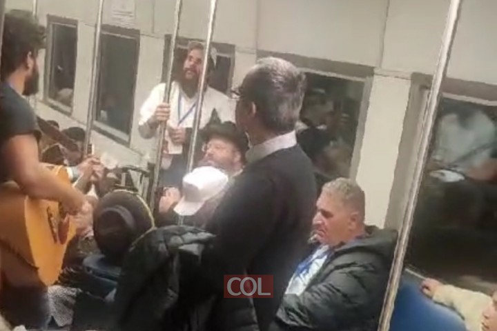 משלחת נציגי משפחות החטופים ששהו בניו יורק במסגרת המסע של צעירי חב״ד, בשירת מרגשת בדרכם חזרה ארצה.