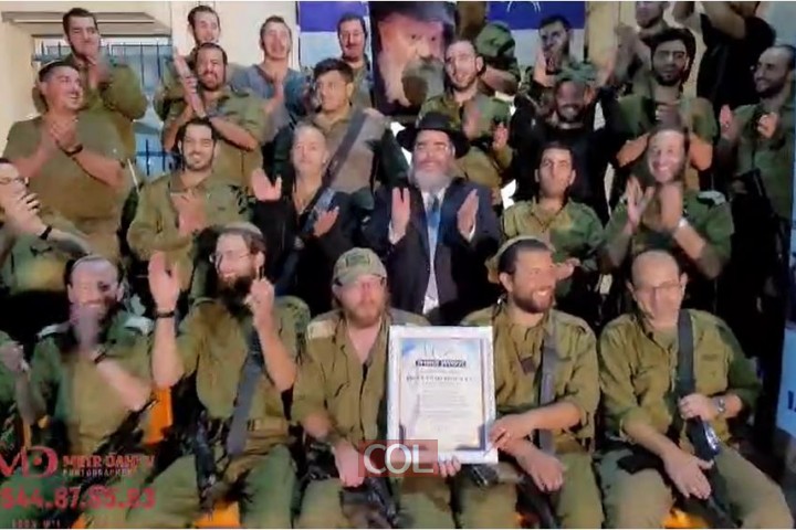 הזמר יוסף ג'ואי ניוקומב שהגיע במיוחד מארצות הברית לשמח את החיילים בעוטף עזה בערב  פינוק על האש ע