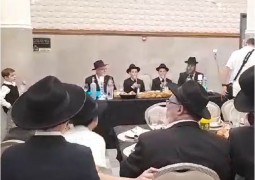 נדיר: התאומים מתי וארי, בניו של המחנך ר' שימי ברוידא מביתר עילית, באמירת מאמר 'איתא במדרש תילים', אמש בחגיגת הבר-מצווה. צפו: