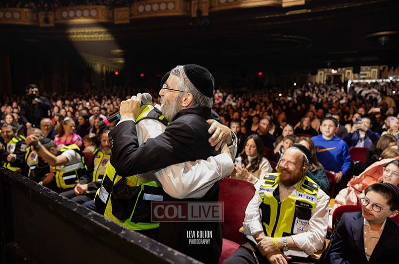 מול אלפים מיהודי ניו יורק: במהלך מופע התרמה לארגון זק