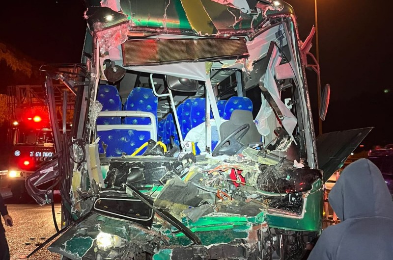  26 נפגעים בתאונת דרכים בין אוטובוס למשאית בכביש 1