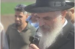 חתונה מרגשת: הרב אבשלום קיל שליח הרבי ורב הישוב גן נר עורך חופה ללוחם, לפני שבת במוצב בגבול ירדן