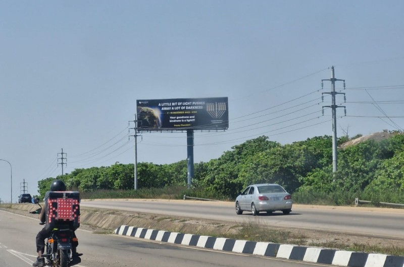 שלטי חוצות על חג החנוכה ופרסומי ניסא בכבישים הראשיים של מדינת ניגריה שבאפריקה המרכזית, להם דאג שליח חב