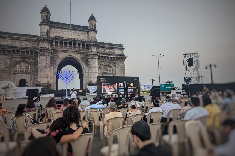 אור החנוכה בשער של הודו: הדלקת נר רביעי בחנוכייה המרכזית ע