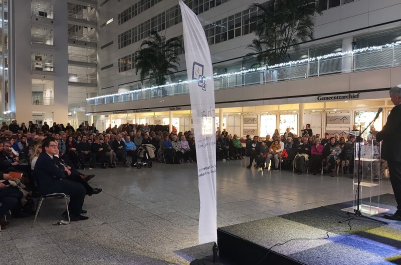 שגריר ישראל בהולנד מר מודי אפרים נשא דברים בהדלקת החנוכייה המרכזית בהאג במעמד כ-400 מחברי הקהילה היהודית, שתחת הנהלת השליח הרב שמואל כצמאן