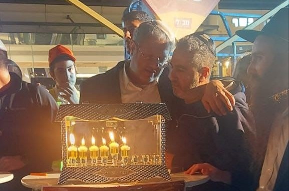 השר לביטחון לאומי איתמר בן גביר השתתף בהדלקה המרגשת של חב״ד בחולון לזכרו של החייל שי ארוס הי״ד • בן גביר: ״תודה לאנשי חב״ד שנתנו למשפחה הנפלאה קצת אור״