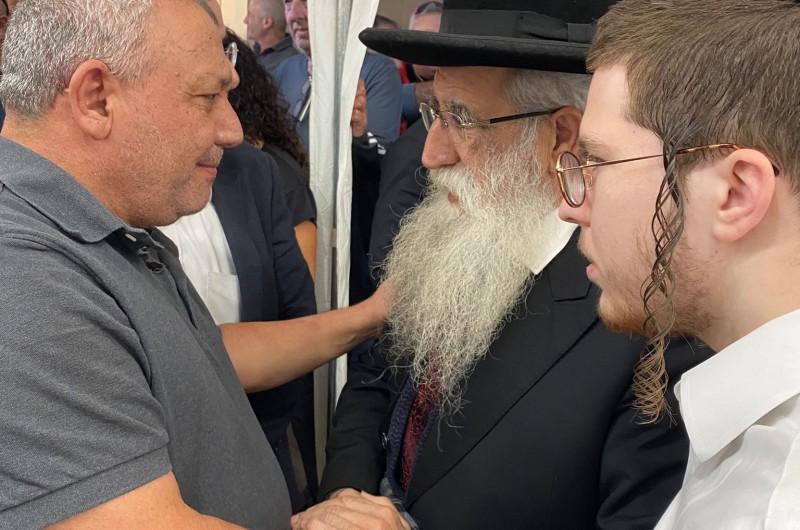 מ מ