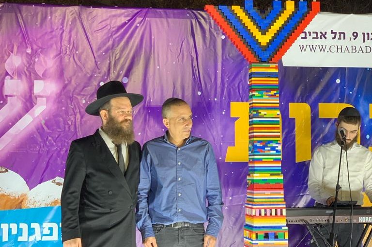 סגן ראש העיר תל אביב מר גל שרעבי בהדלקת החנוכייה עם שליח הרבי בצפון העיר הרב מנחם העכט ואיש התקשורת קובי אריאלי, בהשתתפות אנשים, נשים וטף סגן ראש העיר תל אביב מר גל שרעבי בהדלקת החנוכייה עם שליח הרבי בצפון העיר הרב מנחם העכט ואיש התקשורת קובי אריאלי, בהשתתפות אנשים, נשים וטף