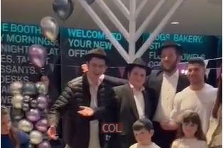 'עם ישראל חי' בלונדון: הדלקת חנוכייה בקניון הגדול ביותר בלונדון, בהשתתפות השחקן מנור סלומון. בשת