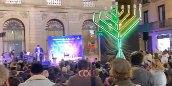 מאירים את החושך: מאות מחברי הקהילה היהודית בברצלונה שבספרד ומטיילים השתתפו בהדלקת חנוכייה מרכזית עם שליח חב