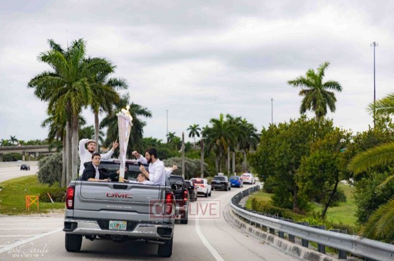 תחת אבטחת המשטרה: שיירת רכבים עם חנוכיות הביאו ליהודי מיאמי-ביץ' בפלורידה את פרסומי הנס של חג החנוכה (צילום: יוסי ג'רופי)