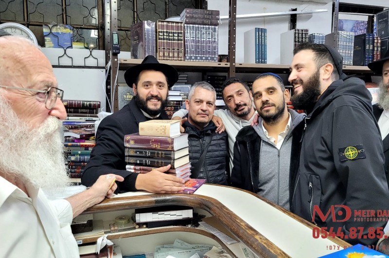 'חג הספרים': המוני חסידים רוכשים ספרי חסידות בכפר חב