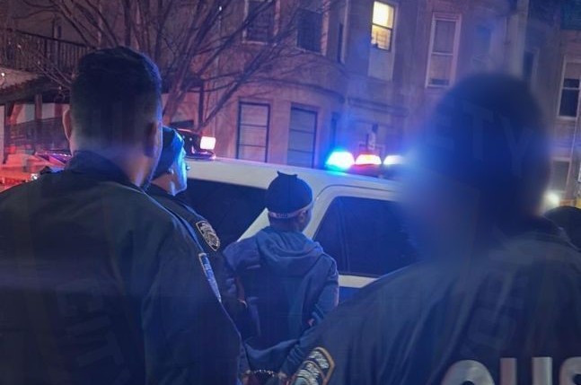 משטרת ניו יורק בסיוע מתנדבי 'קראון הייטס שמירה' עצרה קבוצת נערים אפרו-אמריקנים שפרצו לרכבים בשכונה וניפצו חלונות בכדי לגנוב רכוש של התושבים (צילום: ארגון ה'שמירה')