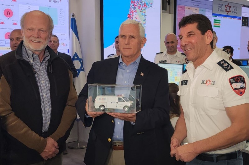 סגן נשיא ארצות הברית לשעבר, מייק פנס, ביקר במגן דוד אדום: 