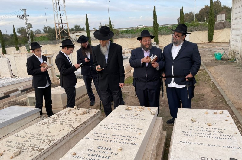 היארצייט השני: בני משפחה עלו לקברו של ר' זושא פויזנר ז