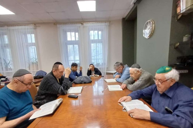 החום שבלב: חברי הקהילה היהודית בעיר פערם שברוסיה בשיעור תורה ותפילת שחרית בבית הכנסת חב