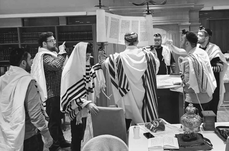 'וזאת התורה': אנשי עסקים יהודים שהגיעו להונג קונג לתערוכה, בקריאת התורה בבית חב