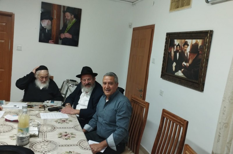 מנהל מחלקת החינוך בעיריית קריית מלאכי אבי אדרי, בפגישה בביתו של הרב ירוסלבסקי, שעסקה בענייני גני חב