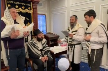 ברית מילה לבן חבר הקהילה היהודית בעיר פערם שברוסיה, שעבר דירה לעיר פטרבורג, בבית הכנסת חב