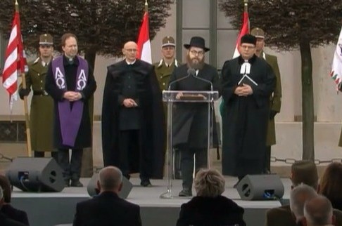 לראשונה: רב יהודי נואם בהשבעת נשיא המדינה בהונגריה. על הבמה בטקס השבעת הנשיא החדש טאמאש שויוק - הרב שלמה כובש מחב