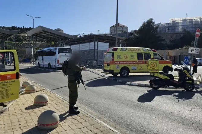 בוקר של טרור: שני פצועים בפיגוע דקירה במחסום המנהרות