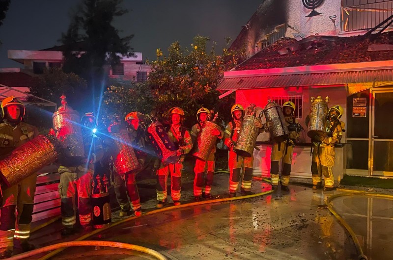 כפר סבא: לוחמי האש חילצו 11 ספרי תורה בשריפת בית כנסת