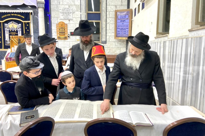 תיעוד: קריאת המגילה בבתי הכנסת בכפר חב