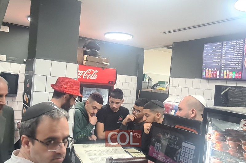 לעובדים וללקוחות: הרב מנחם קעניג בקריאת מגילה על דלפק חנות פיצה שמש בעיר רחובות