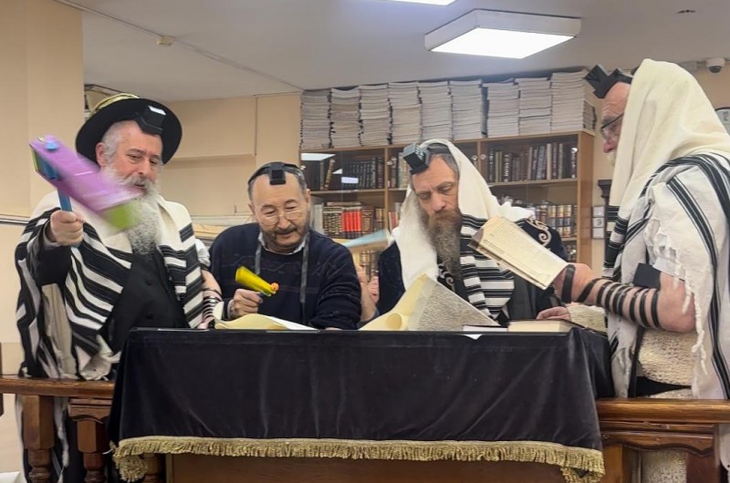 האחים לבית משפחת כהן השלוחים בקזחסטאן בקריאת מגילה בבית הכנסת חב