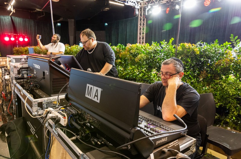 רגע לפני: הכנות אחרונות לאירוע ההיסטורי של בוגרי ישיבת רמת אביב בהפקת ברוך פרוינד - power הפקות | צילום מענדי קורנט