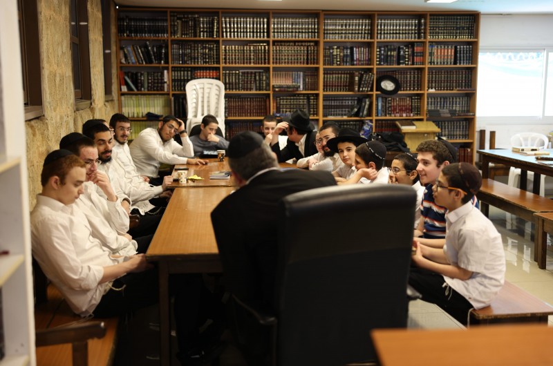 הרב יואב למברג במסירת שיעור בענייני דיומא לתמימים בישיבת בין הזמנים בחופשת הפסח, בקהילת חב