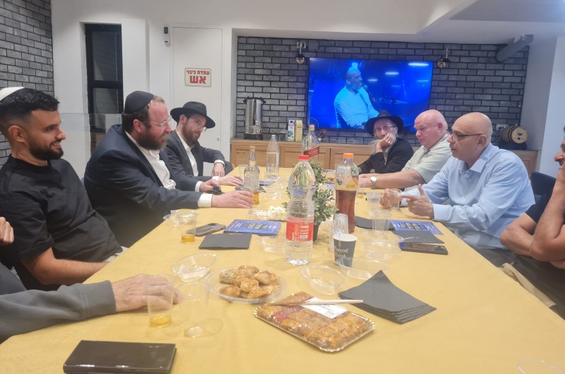 ראש העיר החדש של יהוד אמנון סעד, בהרמת כוסית עם שלוחי הרבי ומנהלי בית חב