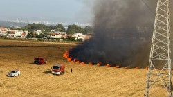  שריפה פרצה בשעה האחרונה בשטחים חקלאיים בין כפר חב''ד לאחיעזר, צוותי הכיבוי וההצלה פועלים לכיבויה • צלם COL שניאור שיף יצא לשטח ותיעד