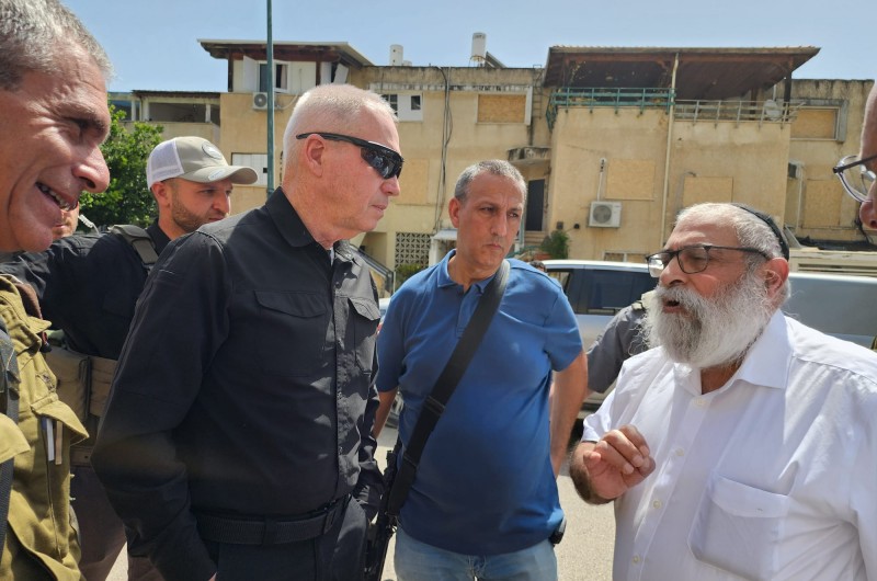 שליח הרבי בקריית שמונה הרב יגאל ציפורי נפגש הבוקר עם שר הביטחון מר יואב גלנט בעת סיורו בעיר המופגזת