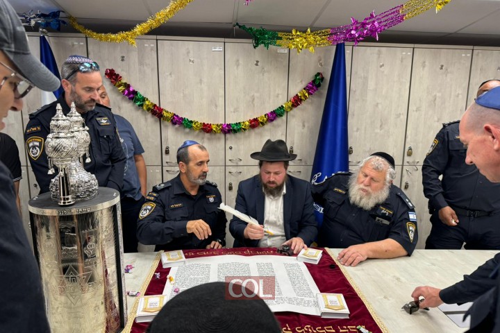 בנוכחות בכירי משטרה ורב המשטרה, כתבו במשטרת חוף וזבולון אותיות בס