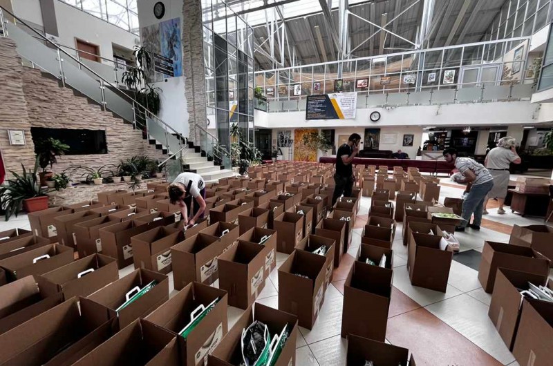 במרכז החסד היהודי במוסקבה אורזים חבילות של מזון ומאכלי חלב למשפחות נתמכות ברחבי העיר לקראת חג השבועות