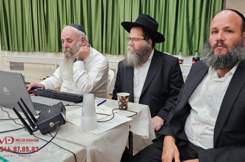 המרא דאתרא הרב אשכנזי בחדר ספירת הקולות, בבחירות לועד האגודה של כפר חב